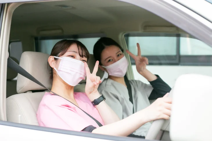 訪問診療車に乗り込んだ歯科医師と歯科衛生士